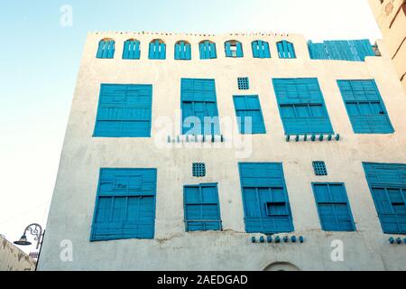 Außenansicht eines kürzlich renovierten traditionellen Wohngegend Stadthaus in der historischen Altstadt Al Balad, Jeddah, Saudi-Arabien Stockfoto