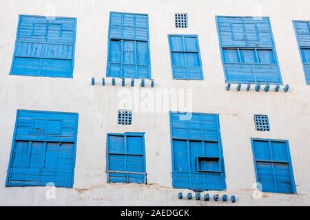 Außenansicht eines kürzlich renovierten traditionellen Wohngegend Stadthaus in der historischen Altstadt Al Balad, Jeddah, Saudi-Arabien Stockfoto