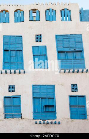 Außenansicht eines kürzlich renovierten traditionellen Wohngegend Stadthaus in der historischen Altstadt Al Balad, Jeddah, Saudi-Arabien Stockfoto