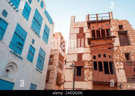 Außenansicht eines baufälligen traditionelle Residenzstadt Haus neben dem kürzlich renovierten und restaurierten Gebäude, Al Balad, Jeddah, Saudi-Arabien Stockfoto