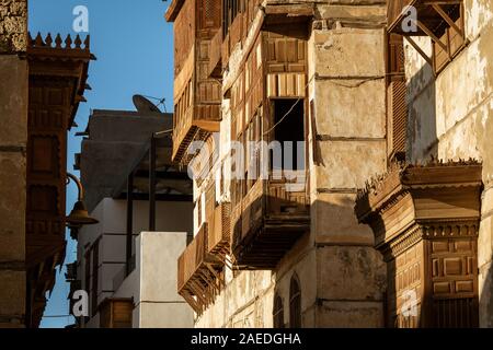 Außenansicht von heruntergekommenen traditionellen Wohngebäude an der Historic District, Al Balad, Altstadt von Jeddah, Saudi-Arabien Stockfoto