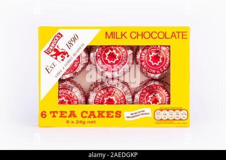 Eine Box mit sechs Tunnock's Milch Schokolade Kaffee Kuchen auf einem weißen Hintergrund. Stockfoto