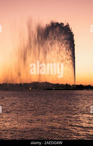 Blick auf den König Fahd's Fountain aus dem Süden Corniche, Jeddah, Saudi Arabien gesehen, mit einem wunderschönen Sonnenuntergang im Hintergrund Stockfoto