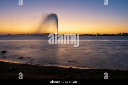 Panoramablick auf die König Fahd's Fountain aus dem Süden Corniche, Jeddah, Saudi Arabien gesehen, mit einem wunderschönen Sonnenuntergang im Hintergrund Stockfoto