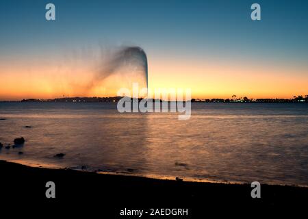 Panoramablick auf die König Fahd's Fountain aus dem Süden Corniche, Jeddah, Saudi Arabien gesehen, mit einem wunderschönen Sonnenuntergang im Hintergrund Stockfoto