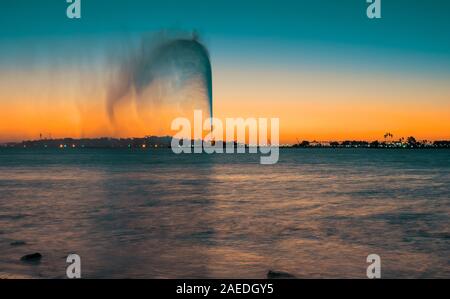 Panoramablick auf die König Fahd's Fountain aus dem Süden Corniche, Jeddah, Saudi Arabien gesehen, mit einem wunderschönen Sonnenuntergang im Hintergrund Stockfoto