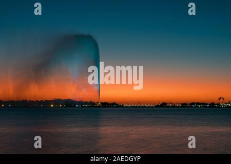 Blick auf den König Fahd's Fountain aus dem Süden Corniche, Jeddah, Saudi Arabien gesehen, mit einem wunderschönen Sonnenuntergang im Hintergrund Stockfoto