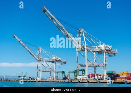 Ship-to-shore Portalkran am Oakland International Container Terminal gebaut Zhen Hua Port Machinery Company und von Stauereidiensten von Am verwaltet Stockfoto