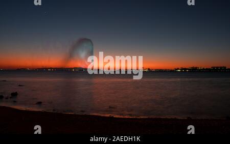 Panoramablick auf die König Fahd's Fountain aus dem Süden Corniche, Jeddah, Saudi Arabien gesehen, mit einem wunderschönen Sonnenuntergang im Hintergrund Stockfoto