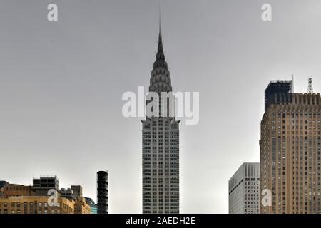 New York City - Oktober 25, 2019: Blick auf die Chrystler Gebäude entlang der Skyline von New York City während des Tages. Stockfoto