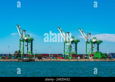 Ship-to-shore Containerbrücken an liegeplätzen von Ben E. Nutter Terminal Service Evergreen Marine Corporation und STS Transport- Behälter - Oakland, Californi Stockfoto