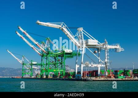 Ship-to-shore Containerbrücken an liegeplätzen von Ben E. Nutter Terminal Service Evergreen Marine Corporation und STS Transport- Behälter - Oakland, Californi Stockfoto