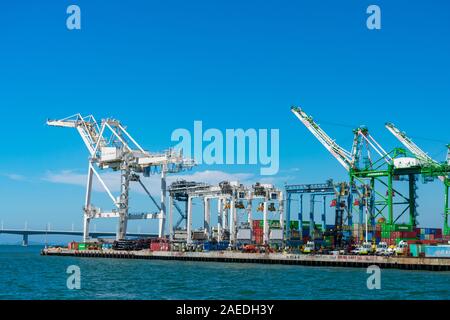 Ship-to-shore Containerbrücken an liegeplätzen von Ben E. Nutter Terminal Service Evergreen Marine Corporation und STS Transport- Behälter - Oakland, Californi Stockfoto