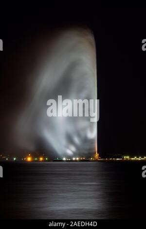 Nachtansicht der König Fahd's Fountain, der weltweit höchsten Brunnen, aus dem Süden Corniche, Jeddah, Saudi Arabien gesehen Stockfoto