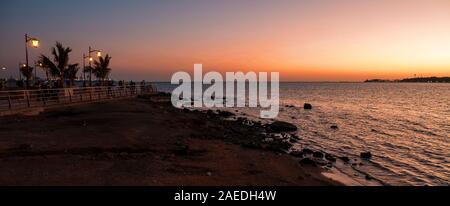 Arabische Menschen standen an der Corniche in Jeddah, Saudi-Arabien, beobachten die schöne und farbenprächtige Sonnenuntergang Stockfoto