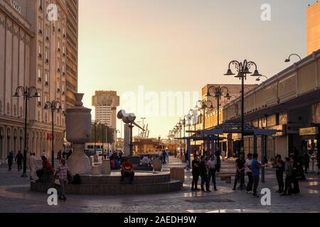 Einen malerischen Sonnenuntergang Blick auf den Platz neben dem Bugshan Tower und der Al Mahmal Zentrum an der Corniche in Al Balad, Jeddah, KSA, Saudi-Arabien Stockfoto