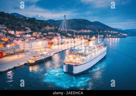 Luftaufnahme von Kreuzfahrtschiff im Hafen bei Nacht. Landschaft Stockfoto