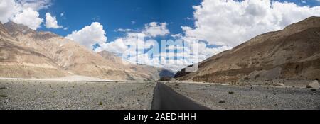 Panorama Blick auf die leere Straße obwohl Shyok Tal in Ladakh, Nordindien Stockfoto