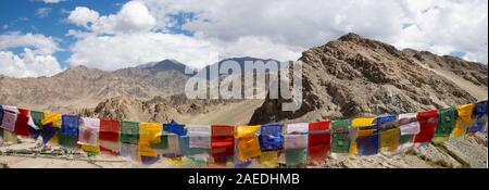Panorama von Leh in Ladakh, Indiia, mit umgebenen Himalaya und Gebetsfahnen Stockfoto