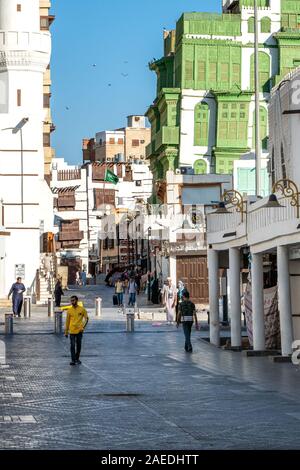 Blick auf den Souk Al Alawi Street und dem berühmten grünlich Noorwali coral Stadthaus im historischen Bezirk Al Balad in Jeddah, KSA, Saudi-Arabien Stockfoto