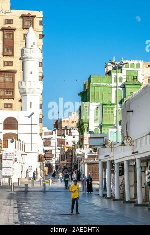 Blick auf den Souk Al Alawi Street, der grünlich Noorwali coral Town House und die Al Ma'Amar Moschee am historischen Bezirk Al Balad in Jeddah, KSA Stockfoto