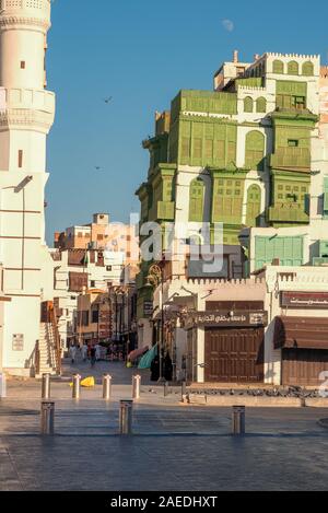 Blick auf den Souk Al Alawi Street und dem berühmten grünlich Noorwali coral Stadthaus im historischen Bezirk Al Balad in Jeddah, KSA, Saudi-Arabien Stockfoto