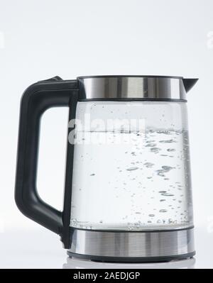 Transparente kochendem Kaffee Topf auf weiße studio Hintergrund isoliert Stockfoto