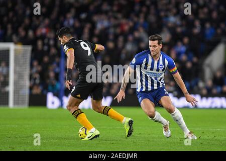 8. Dezember 2019, American Express Gemeinschaft Stadium, Brighton und Hove, England; Premier League, Brighton und Hove Albion v Wolverhampton Wanderers: Raúl Jiménez (9) Wolverhampton Wanderers läuft bei Lewis Dunk (5) Brighton Credit: Phil Westlake/News Bilder Stockfoto