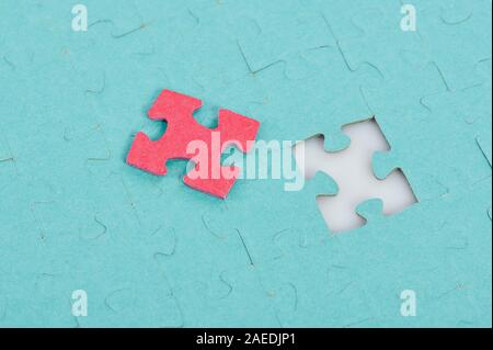 Red Puzzleteil an montierten jigsaw Hintergrund Stockfoto