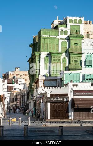 Blick auf den Souk Al Alawi Street und dem berühmten grünlich Noorwali coral Stadthaus im historischen Bezirk Al Balad in Jeddah, KSA, Saudi-Arabien Stockfoto