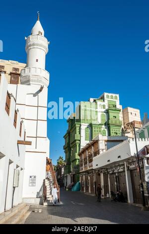 Blick auf den Souk Al Alawi Street, der grünlich Noorwali coral Town House und die Al Ma'Amar Moschee am historischen Bezirk Al Balad in Jeddah, KSA Stockfoto