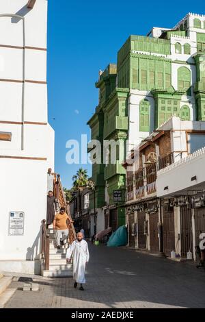 Blick auf den Souk Al Alawi Street und dem berühmten grünlich Noorwali coral Stadthaus im historischen Bezirk Al Balad in Jeddah, KSA, Saudi-Arabien Stockfoto