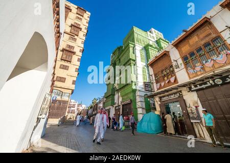 Blick auf den Souk Al Alawi Street und dem berühmten grünlich Noorwali coral Stadthaus im historischen Bezirk Al Balad in Jeddah, KSA, Saudi-Arabien Stockfoto