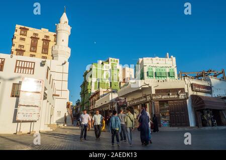 Blick auf den Souk Al Alawi Street, der grünlich Noorwali coral Town House und die Al Ma'Amar Moschee am historischen Bezirk Al Balad in Jeddah, KSA Stockfoto