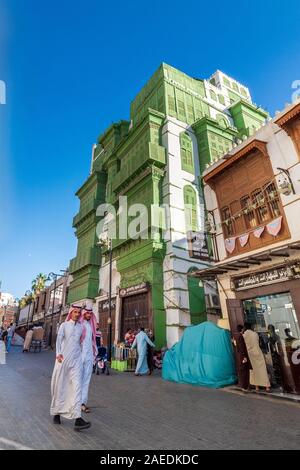 Blick auf den Souk Al Alawi Street und dem berühmten grünlich Noorwali coral Stadthaus im historischen Bezirk Al Balad in Jeddah, KSA, Saudi-Arabien Stockfoto