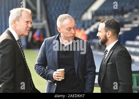 8. Dezember 2019, der Weißdorn, West Bromwich, England; Sky Bet Meisterschaft, West Bromwich Albion v Swansea City: Steve Cooper Manager von Swansea City an der Seite von Trevor Birke die Swansea City Vorsitzender auch in der Diskussion mit einem Kollegen Swansea Vorstand vor Kick off Credit: Gareth Dalley/News Bilder Stockfoto