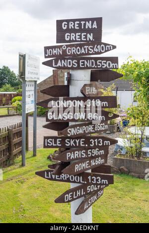 Ort Entfernung Schild Gretna Green, Gretna, Dumfries und Galloway, Schottland, Vereinigtes Königreich Stockfoto