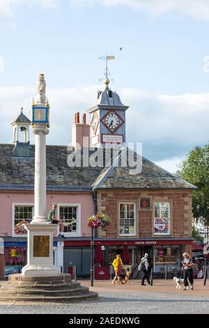 Market Cross Monument und dem Alten Rathaus, Market Cross, Carlisle, Stadt Carlisle, Cumbria, England, Vereinigtes Königreich Stockfoto