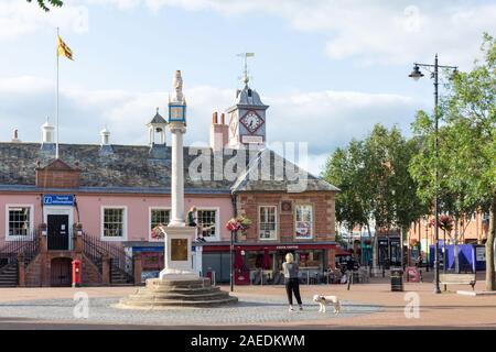 Market Cross Monument und dem Alten Rathaus, Market Cross, Carlisle, Stadt Carlisle, Cumbria, England, Vereinigtes Königreich Stockfoto