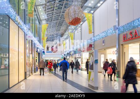 Elmsleigh Einkaufszentrum an Weihnachten, High Street, Staines-upon-Thames, Surrey, England, Vereinigtes Königreich Stockfoto