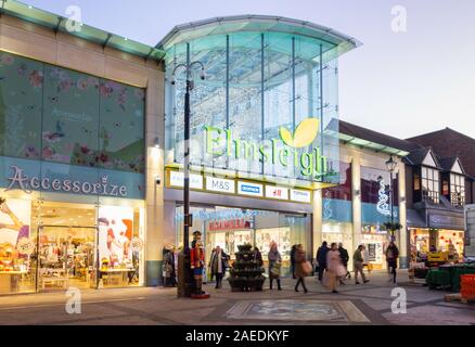 Elmsleigh Einkaufszentrum an Weihnachten, High Street, Staines-upon-Thames, Surrey, England, Vereinigtes Königreich Stockfoto