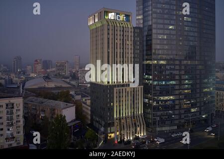 Luftaufnahme im Stadtbild mit leuchtenden Gebäude Stockfoto