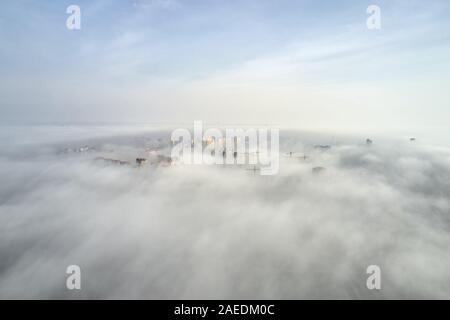 Luftbild bei Tops von mehrstöckigen Häuser in Nebel ertrinken Stockfoto