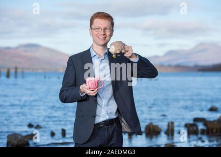 Balloch, UK. 5. November 2019. Im Bild: Ross Greer MSP - Mitglied des schottischen Parlaments für die West Schottland Region. Gesehen bei einem Fototermin am Ufer des Loch Lomond, um die natürliche Schönheit der Region zu markieren und die geplante Entwicklung der Flamingo Land Theme Park zu stoppen. Bisher gab es mehr als 57.000 Einwendungen gegen die Pläne. Credit: Colin Fisher/Alamy Leben Nachrichten. Stockfoto