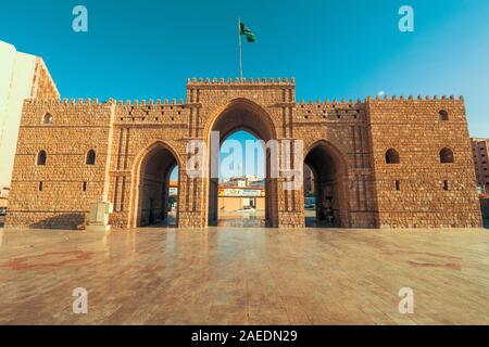 Außenansicht des gemauerte Makkah Gate oder Baab Makkah, ein altes Stadttor am Eingang der Altstadt (Al Balad) von Jeddah, Saudi Arabien Stockfoto