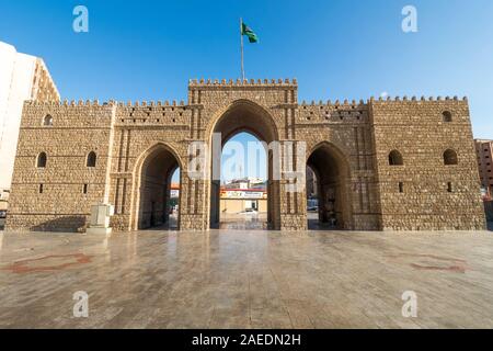 Außenansicht des gemauerte Makkah Gate oder Baab Makkah, ein altes Stadttor am Eingang der Altstadt (Al Balad) von Jeddah, Saudi Arabien Stockfoto