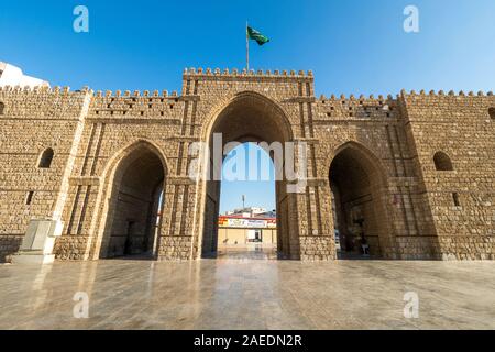 Außenansicht des gemauerte Makkah Gate oder Baab Makkah, ein altes Stadttor am Eingang der Altstadt (Al Balad) von Jeddah, Saudi Arabien Stockfoto