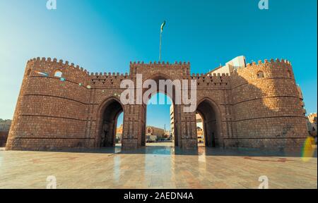 Außenansicht des gemauerte Makkah Gate oder Baab Makkah, ein altes Stadttor am Eingang der Altstadt (Al Balad) von Jeddah, Saudi Arabien Stockfoto