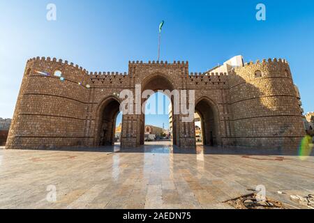 Außenansicht des gemauerte Makkah Gate oder Baab Makkah, ein altes Stadttor am Eingang der Altstadt (Al Balad) von Jeddah, Saudi Arabien Stockfoto