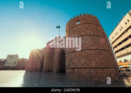 Außenansicht des gemauerte Makkah Gate oder Baab Makkah, ein altes Stadttor am Eingang der Altstadt (Al Balad) von Jeddah, Saudi Arabien Stockfoto